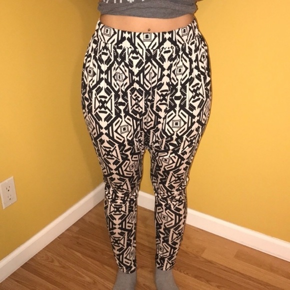 2/$15 or 3/$20 Forever 21 patterned harem pants - Picture 1 of 7
